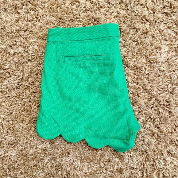 Lilly Pulitzer Green Scallop Hem Shorts - Picture 2 of 2